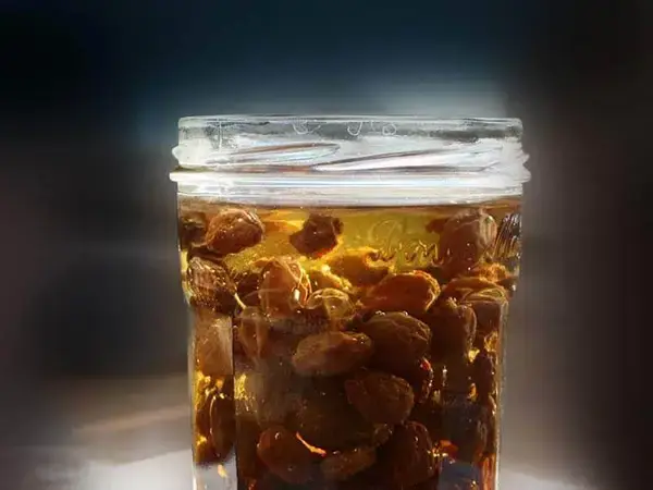 গরমে সুস্থ থাকতে কিশমিশ ভেজানো পানির উপকারিতা
