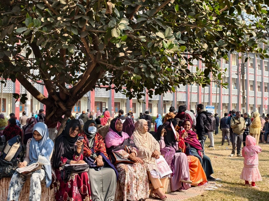 রাবির ভর্তি পরীক্ষায় সন্তান, বাইরে উৎকণ্ঠা নিয়ে অপেক্ষায় অভিভাবক
