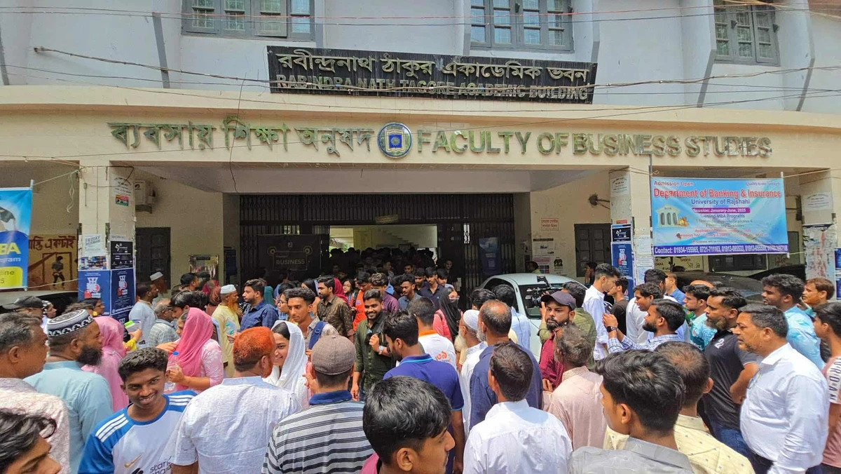 রাবির ‘সি’ ইউনিটের প্রথম শিফটের ভর্তি পরীক্ষা শুরু, আসন প্রতি লড়ছে ৮২ জন