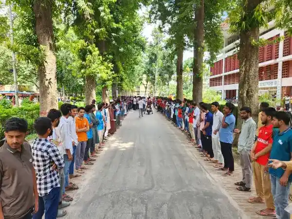 রাবিতে কমপ্লিট শাটডাউনের প্রতিবাদে ছাত্রশিবিরের মানববন্ধন