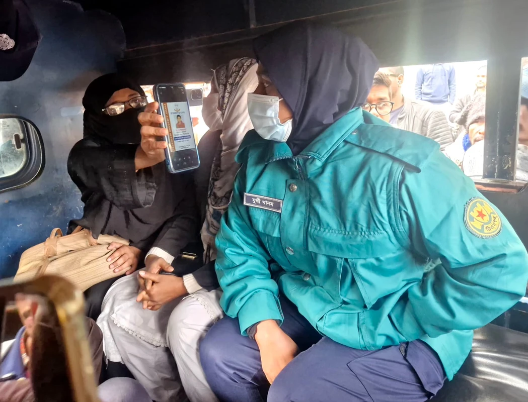 শিবির সমর্থিত প্যানেলের ভিপি প্রার্থীর স্ত্রীকে মব করে পুলিশে দিলো ছাত্রদল