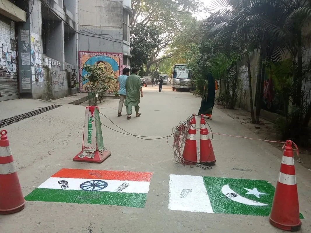 ক্যাম্পাস আঙিনায় ভিনদেশের পতাকা অঙ্কন করায় শিক্ষক সমিতির উদ্বেগ