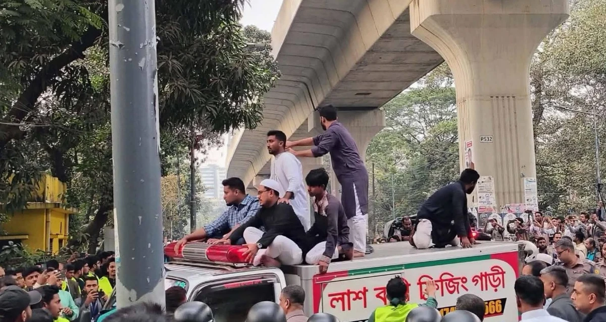 হাদির জানাজা শেষে লাশবাহী গাড়িতে ওঠার ঘটনা, যা বলছেন প্রত্যক্ষদর্শীরা