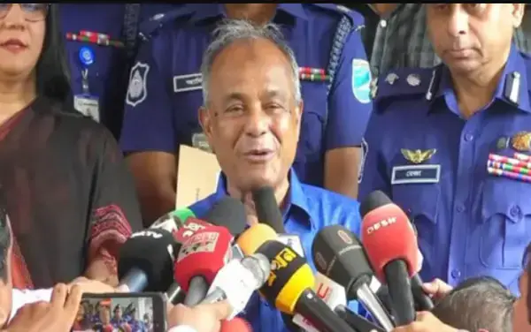 দুর্গাপূজা ঘিরে বুধবার থেকে মণ্ডপ পাহারায় আইনশৃঙ্খলা বাহিনী মোতায়েন : স্বরাষ্ট্র উপদেষ্টা