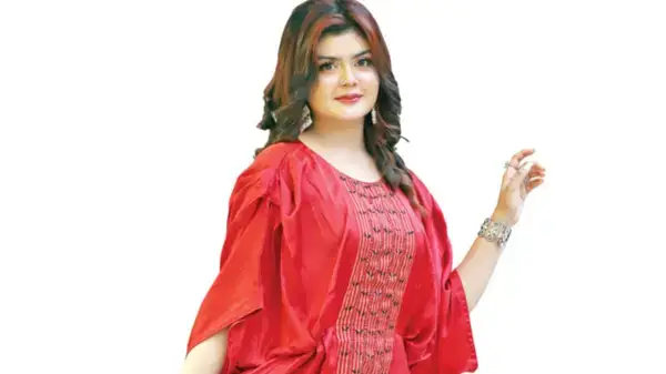 পূজার পোশাকে বৈচিত্র্য, কাট-ছাঁটে নতুনত্ব