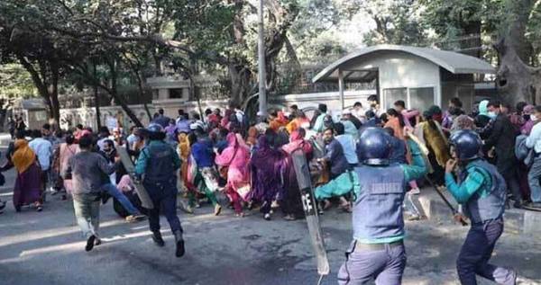 নিয়োগ বাতিল হওয়া শিক্ষকদের বিক্ষোভে জলকামান-লাঠিচার্জ