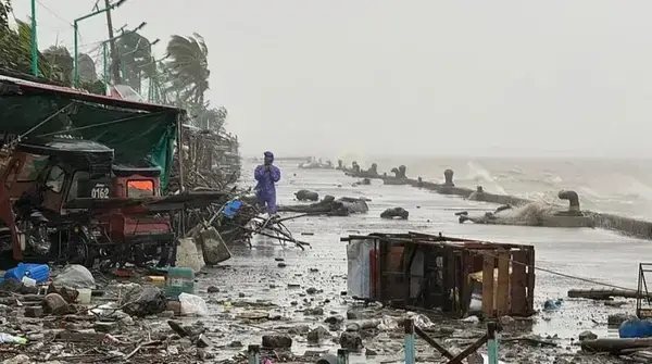 ফিলিপাইনে ঘণ্টায় ২১৫ কিলোমিটার বেগে সুপার টাইফুন রাগাসার আঘাত
