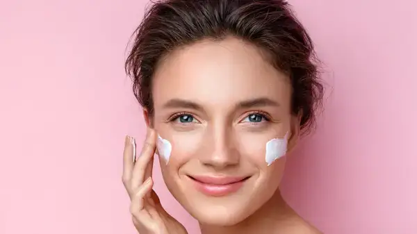 সতেজ ও উজ্জ্বল ত্বকের রহস্য-ময়েশ্চারাইজারের সঠিক ব্যবহার জানেন কি!