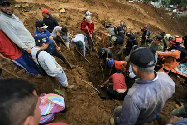 ভারী বৃষ্টিপাতে ভূমিধস, কমপক্ষে ১০ জনের মৃত্যু