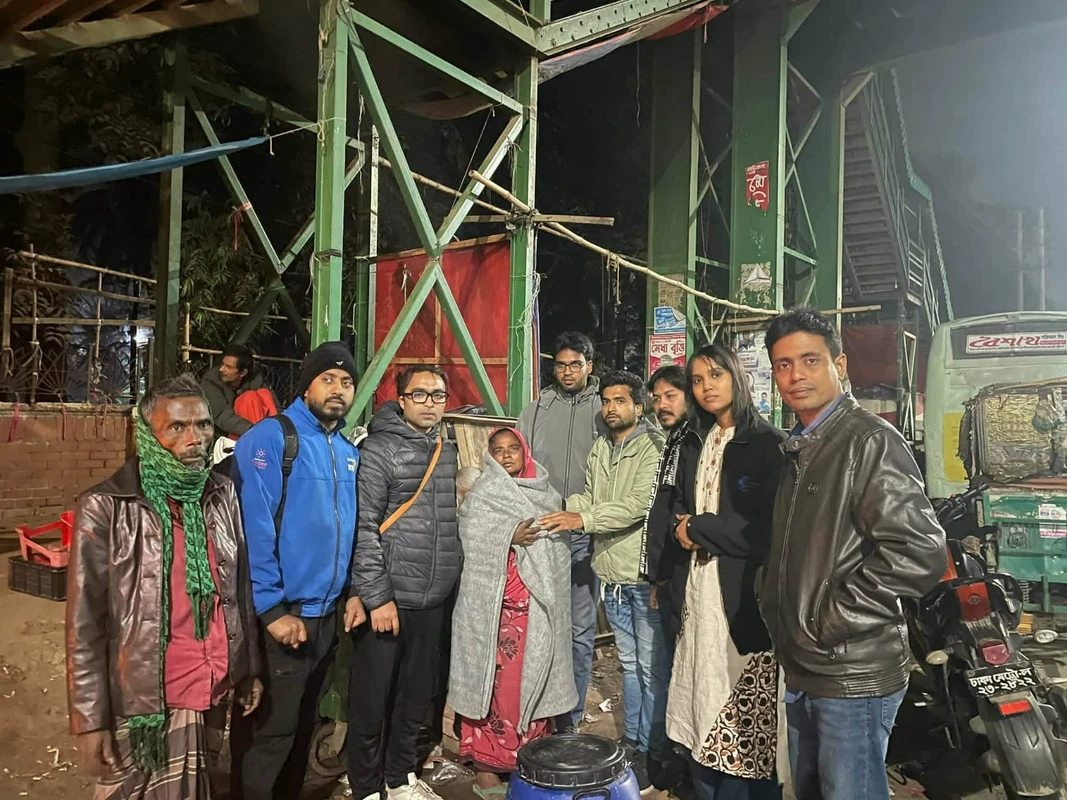 জাবি ছাত্রদলের গভীর রাতে ছিন্নমূল মানুষের মাঝে শীতবস্ত্র বিতরণ